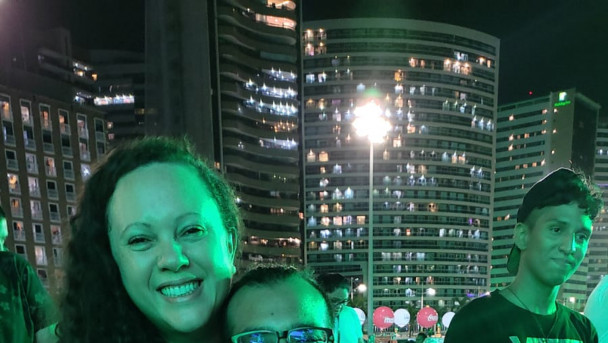 Kal Brynner é cadeirante e é de Brasília, veio passar as férias junto à esposa em Fortaleza 