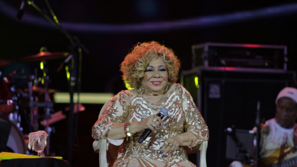 Alcione se apresentou sentada na Praia de Iracema