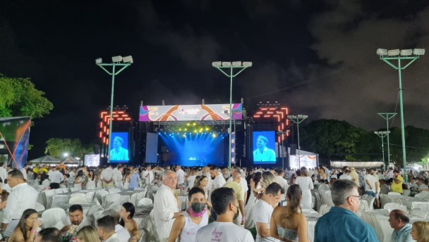 Muito público trajando branco para a virada de ano no Marina Park Hotel