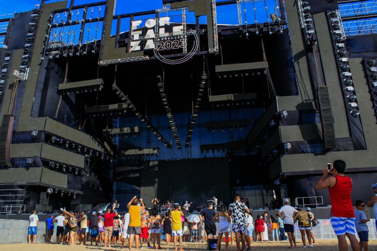 FORTALEZA, CE, BRASIL, 31.12.2022: Pessoas  começam a chegar e se prepararem para festa do reveillon no aterro (Foto: Thais Mesquita/OPOVO)
