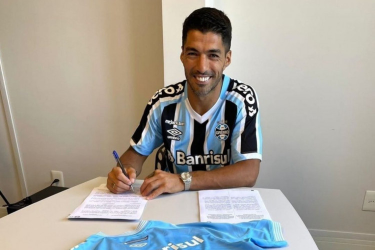 O Grêmio anunciou a contratação do atacante uruguaio Luis Suárez 