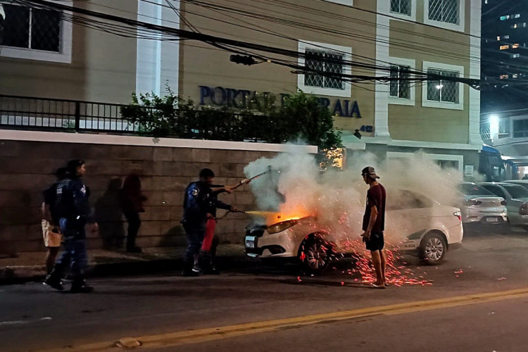Táxi pegou fogo na avenida Historiador Raimundo Girão, em Fortaleza