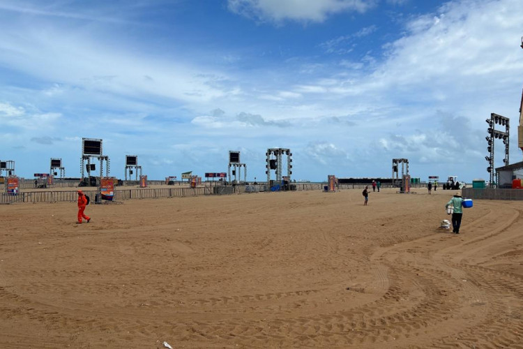 Praia de Iracema após ação de limpeza do primeiro dia de festa 