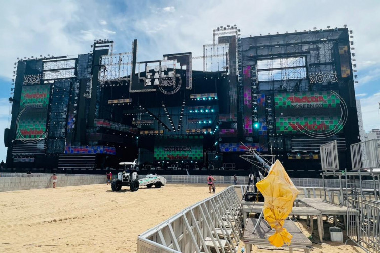 Praia de Iracema após ação de limpeza do primeiro dia de festa 