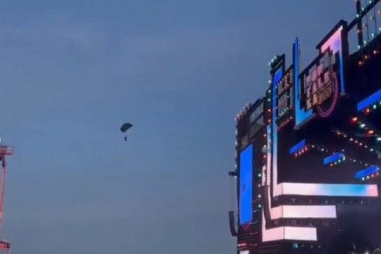 Waldonys subiu ao palco ao lado da cantora Camila Marieta e a dupla foi a primeira atração da noite no Réveillon de Fortaleza 2023