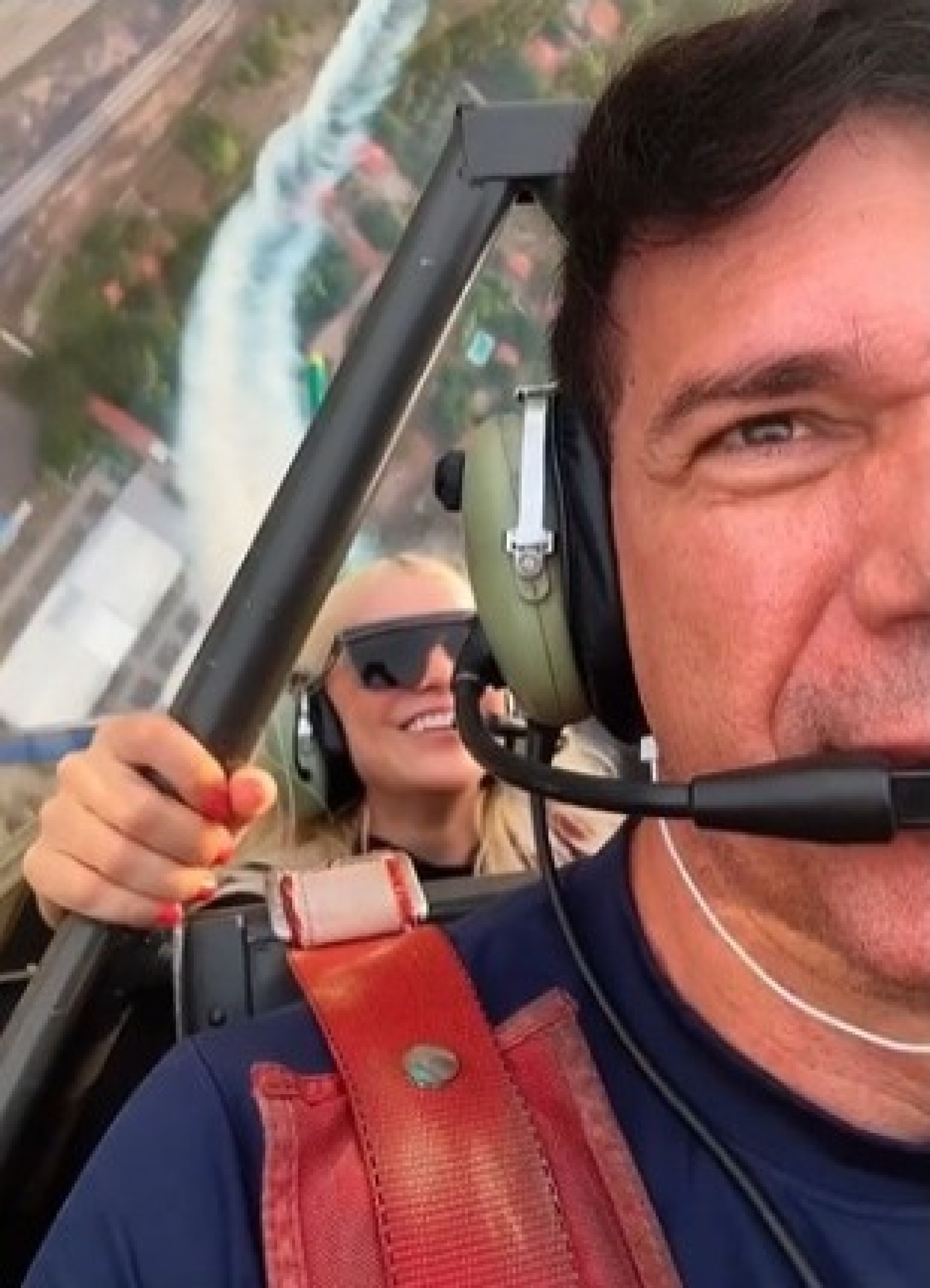 Waldonys subiu ao palco ao lado da cantora Camila Marieta e a dupla foi a primeira atração da noite no Réveillon de Fortaleza 2023