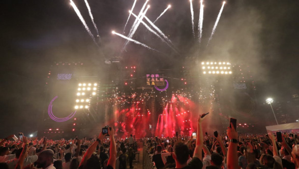 Breve queima de fogos iluminou o céu da Praia de Iracema, em Fortaleza