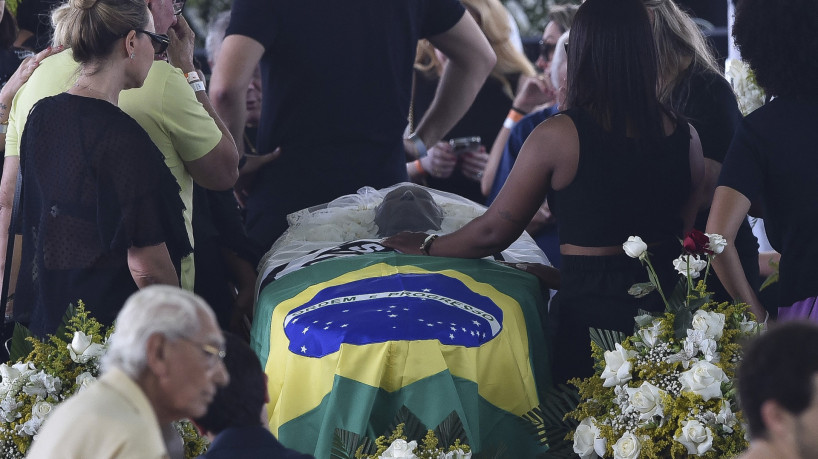 Bandeiras do Brasil e do Santos foram estendidas sobre o caixão de Pelé durante velório aberto...