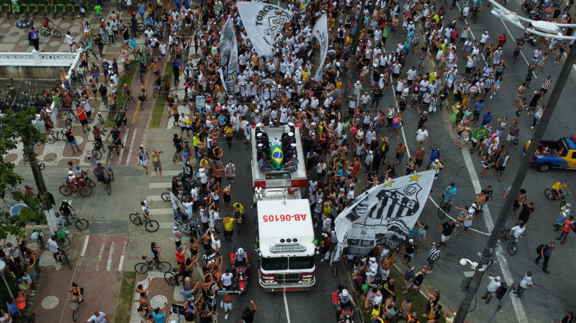 Cortejo do corpo de Pelé seguiu por 1 quilômetro da Vila Belmiro até o local onde o Rei do Futebol será enterrado. 