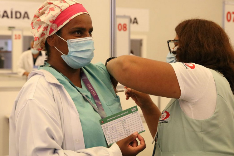 São Paulo - Vacinação contra covid-19 aos profissionais da saúde do Hospital das Clínicas, no Centro de Convenções Rebouças.