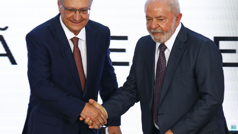 O vice-presidente da República, Geraldo Alckmin, e o presidente, Luiz Inácio Lula da Silva, durante solenidade de investidura no cargo de ministro do Desenvolvimento, Indústria, Comércio e Serviços (MDIC), no Palácio do Planalto.