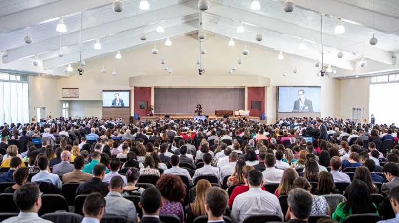 Assembleias contam com palestras bíblicas, batismos, encenações, entrevistas e louvores