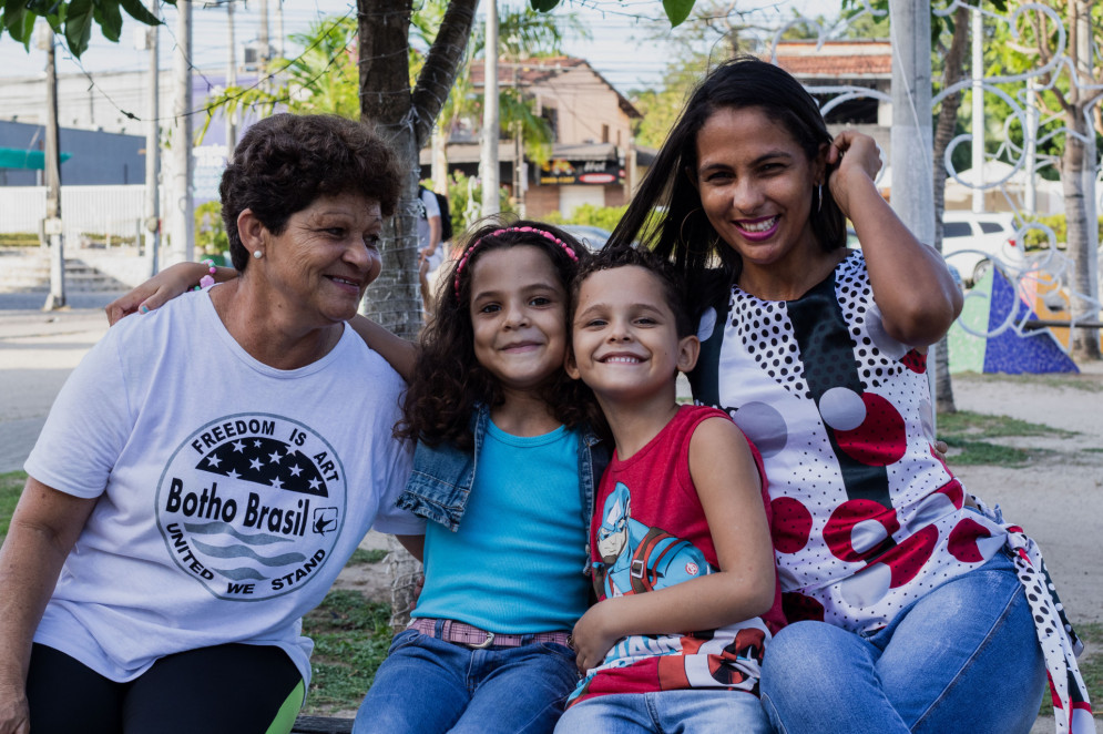 Elaine Batista (à direita) junto com os dois filhos e a sogra Luciana Batista (Foto: FERNANDA BARROS)