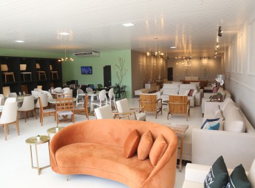 Empresa trabalha com estofados, mesas e cadeiras totalmente sob medida 