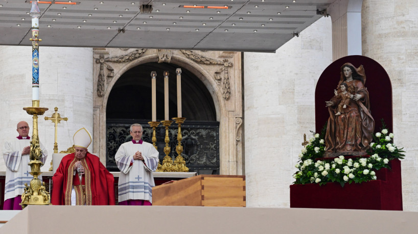 O Papa Francisco reza ao lado do caixão do Papa Emérito Bento XVI durante sua missa fúnebre na...