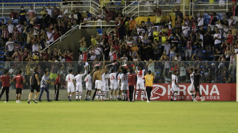 Jogadores do Ferroviário comemorando classificação na pré-Copa do Nordeste