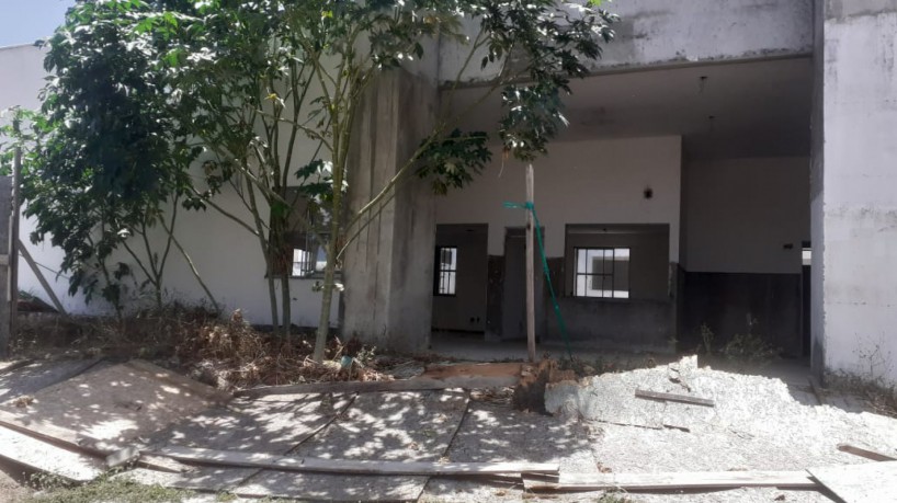 Tapumes da obra da sede da Delegacia Metropolitana de Cascavel caíram