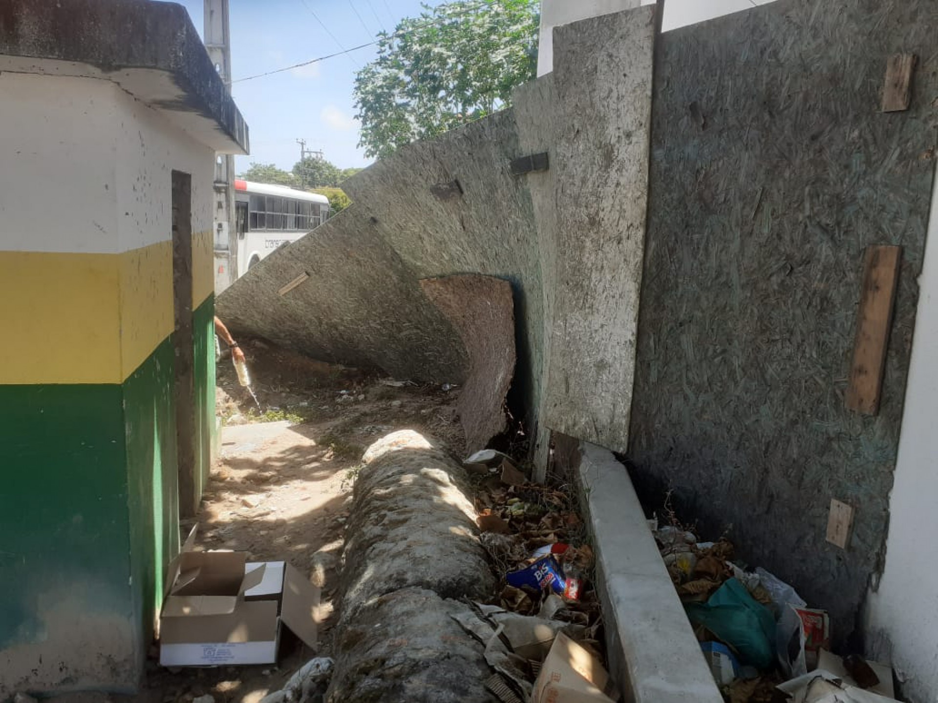 Prédio onde deveria funcionar Delegacia Metropolitana de Cascavel é "usado como banheiro", diz morador