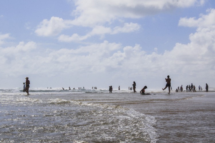 Movimentação na Praia do Futuro em período de férias, com fiscalização dos Salva Vidas buscando previnir casos de afogamento e demais ocorrências no mar. (Foto: Fernanda Barros/ O Povo)(Foto: FERNANDA BARROS)