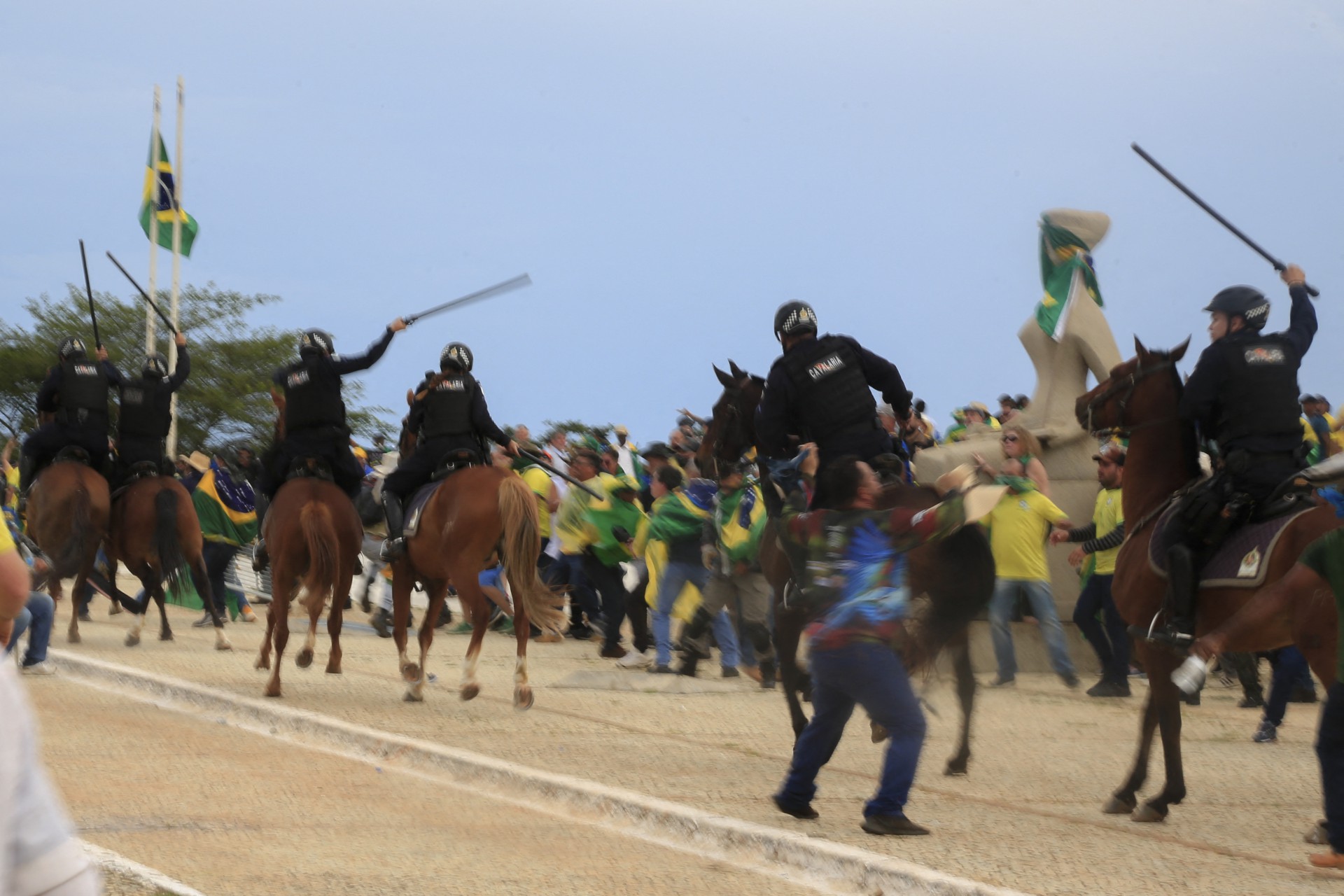 ￼ Cavalaria avança contra apoiadores de Bolsonaro que promoveram depredação em Brasília no 8 de janeiro (Foto: SERGIO LIMA/AFP)