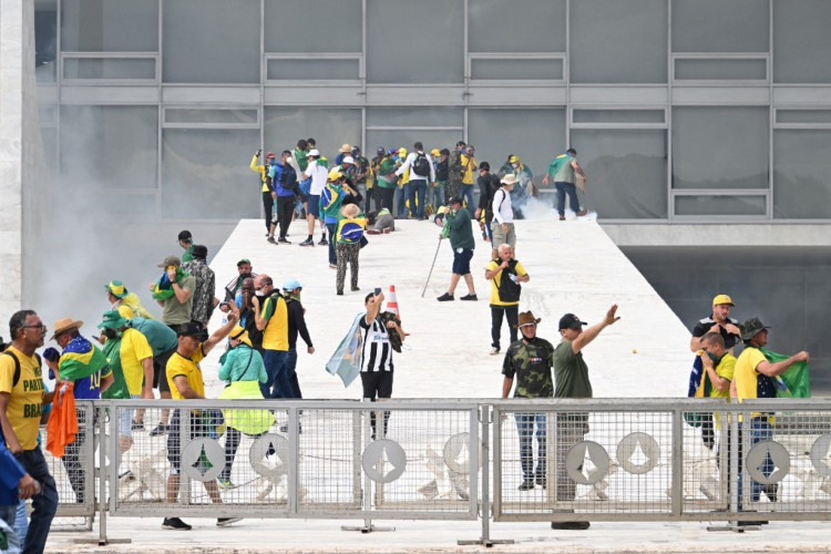 ￼ Manifestantes golpistas bolsonaristas invadiram e depredaram os prédios dos três Poderes 