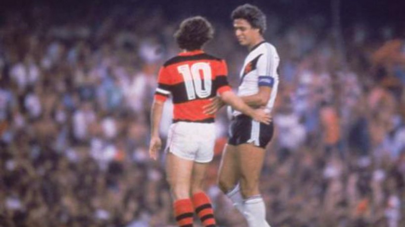 Os camisas 10 Zico e Roberto Dinamite em um jogo do Flamengo contra o Vasco