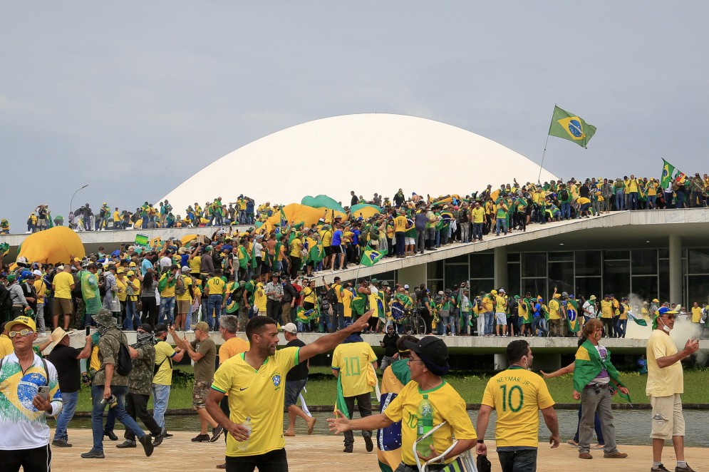 ￼Apoiadores de Bolsonaro invadiram sedes dos Três Poderes em 8 de janeiro de 2023(Foto: SERGIO LIMA/AFP)