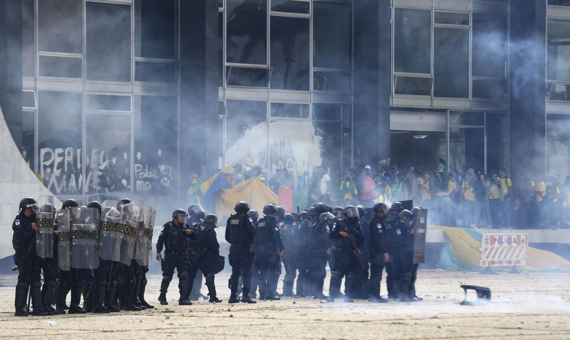 Forças de segurança durante invasão a Congresso, STF e Palácio do Planalto por manifestantes golpistas em 8 de janeiro de 2023 (Foto: Marcelo Camargo/Agência Brasil)