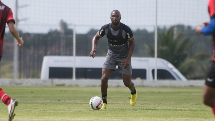 Zagueiro Luiz Otávio em jogo-treino do Ceará na Cidade Vozão, em Itaitinga