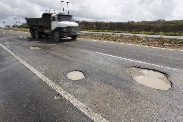 ￼TRECHO com buracos na rodovia CE-060, km 33 entre Pacatuba e Redenção