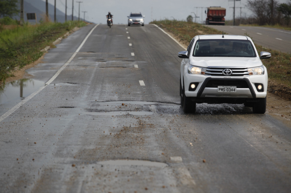 Trecho com buracos na rodovia CE-060, km 33 entre Pacatuba e Redenção