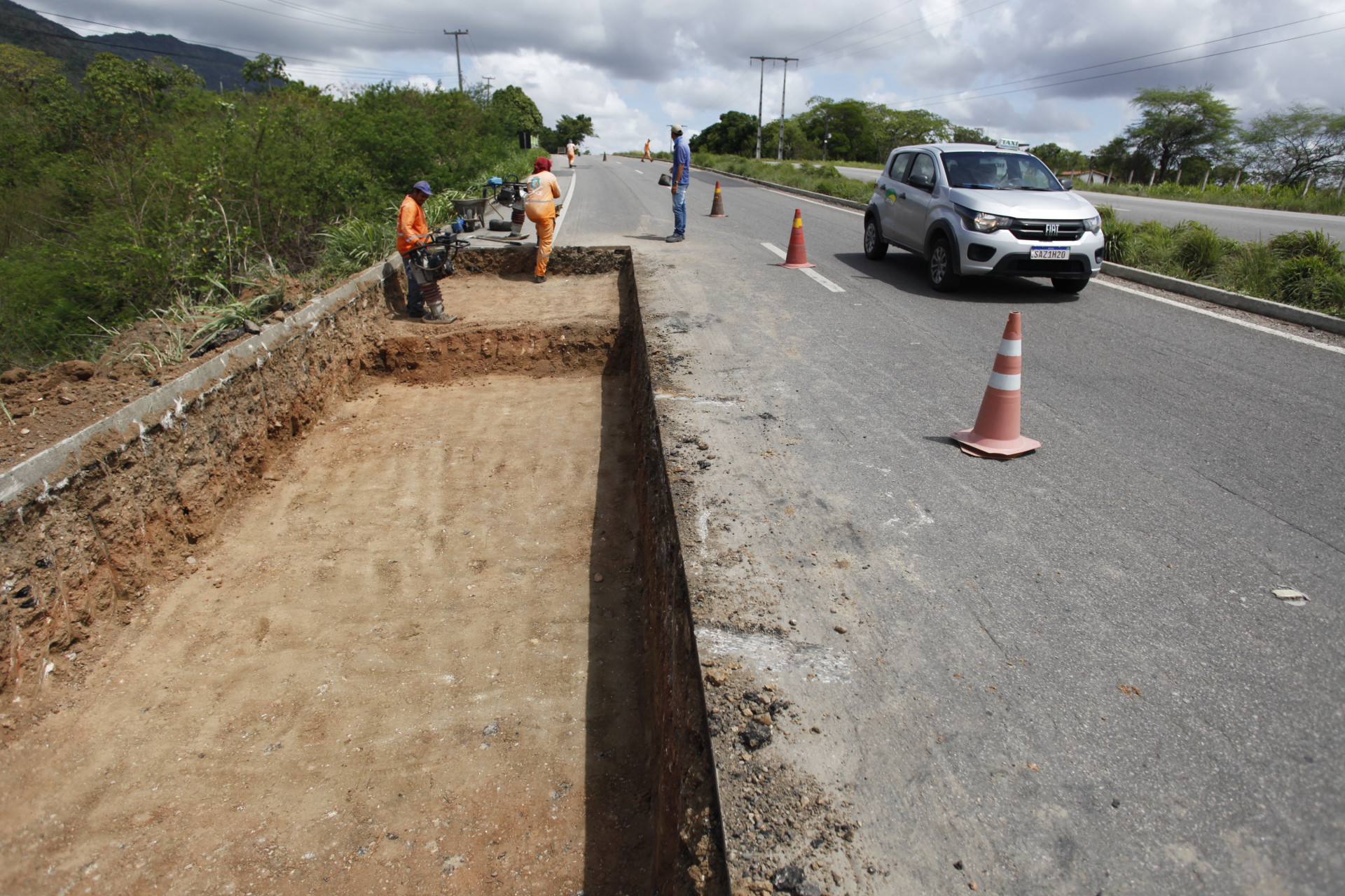 ￼TRABALHADORES recuperam o asfalto na CE-060, entre Pacatuba e Redenção 