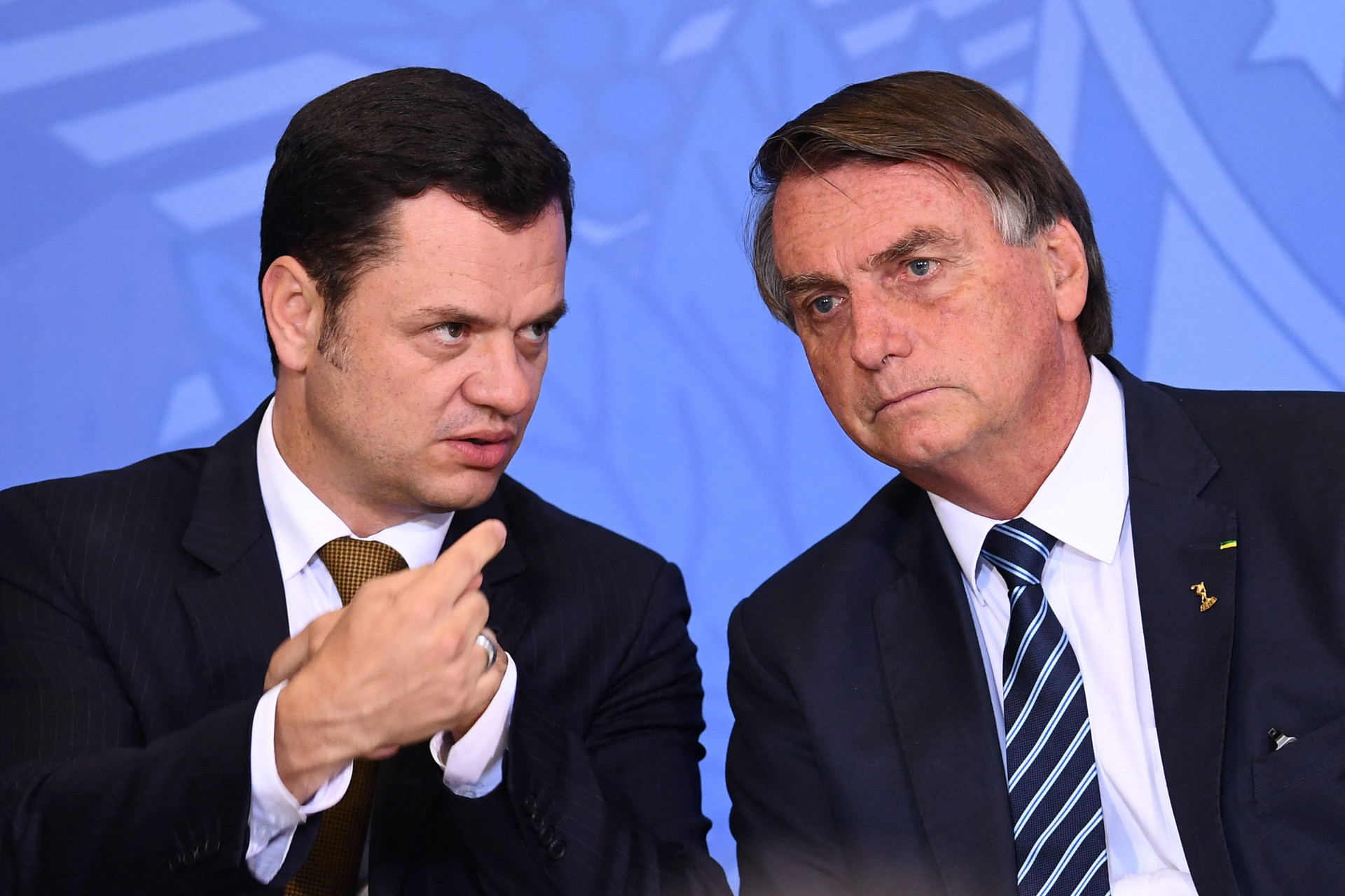 ￼, Jair Bolsonaro, ex-presidente e Anderson Torres, ex-ministro da justiça (Foto: EVARISTO SA / AFP)
