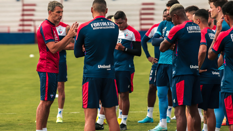 Técnico Juan Pablo Vojvoda conversa com jogadores em treino do Fortaleza no Centro de Excelência Alcides Santos, no Pici