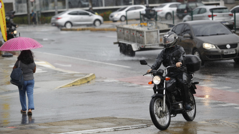 Manhã de chuva em Fortaleza, na avenida Aguanambi(foto: FÁBIO LIMA)