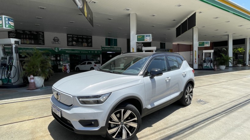 XC40 Pure Eletric em um posto de combustíveis, lugar aonde ele nunca será levado pelo comprador
