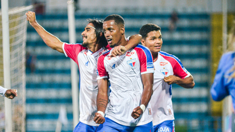 Carlos Daniel (centro) marcou o gol da classificação
