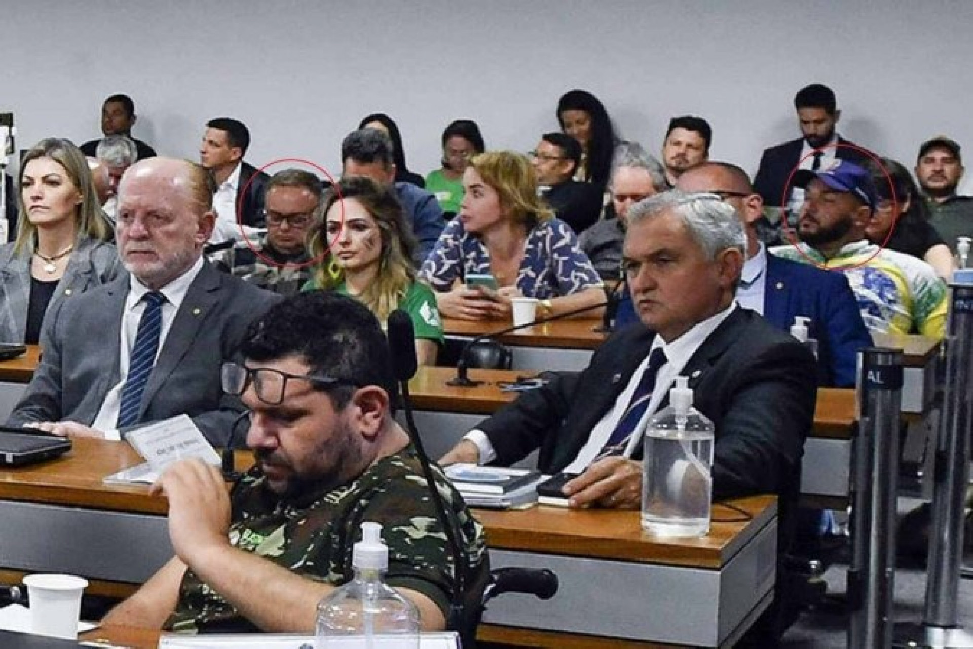 Os dois aparecem perto na reunião de uma comissão no Senado Federal 