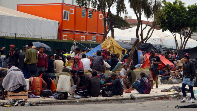 São Paulo - Usuários de drogas são deslocados da praça Júlio Prestes para a praça em frente à estação Julio Prestes, conhecida como praça do Cachimbo, na região da Cracolândia (Rovena Rosa/Agência Brasil)