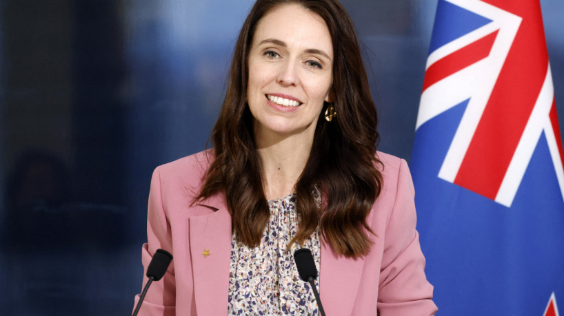 Nesta foto de arquivo tirada em 20 de setembro de 2022, a primeira-ministra da Nova Zelândia, Jacinda Ardern, realiza uma coletiva de imprensa com o presidente francês após conversas paralelas à 77ª sessão da Assembleia Geral das Nações Unidas na sede da ONU em Nova York. A primeira-ministra da Nova Zelândia, Jacinda Ardern, anunciou em 19 de janeiro de 2023 que renunciará no próximo mês