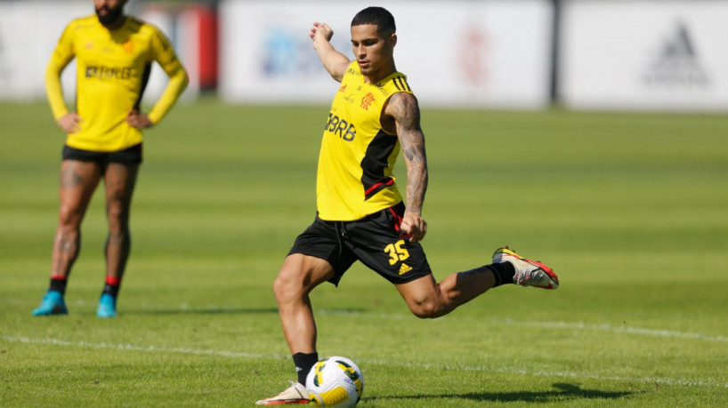 Volante João Gomes em treino do Flamengo