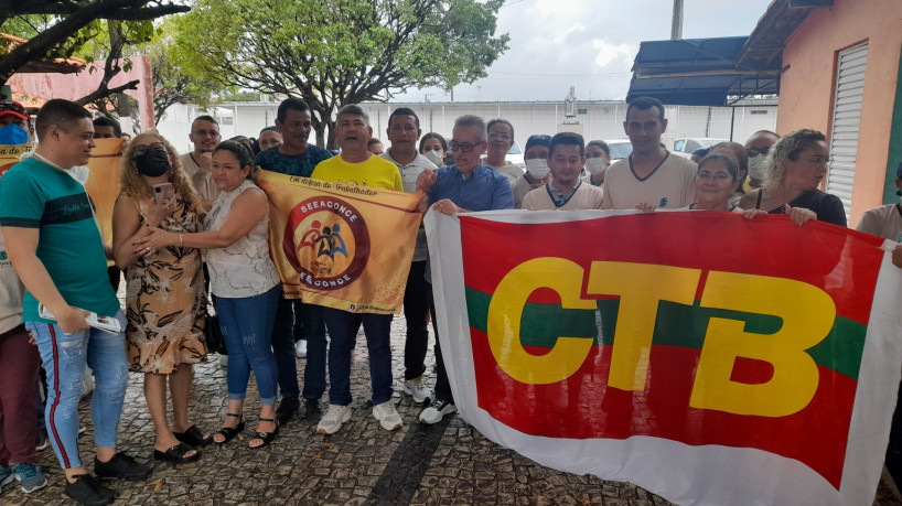 Trabalhadores terceirizados do Hospital Municipal de Caucaia protestam contra salários atr...