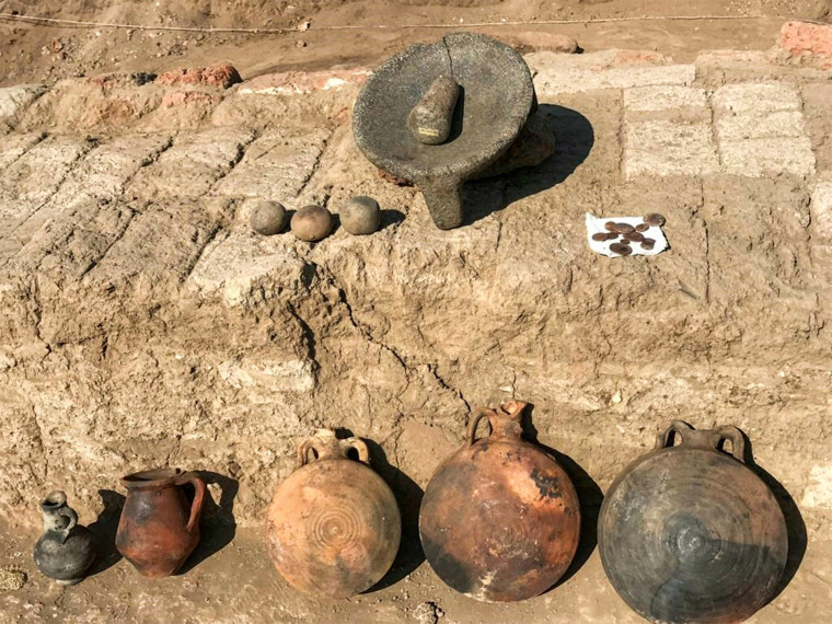 Artefatos descobertos no Egito, em recente expedição arqueológica