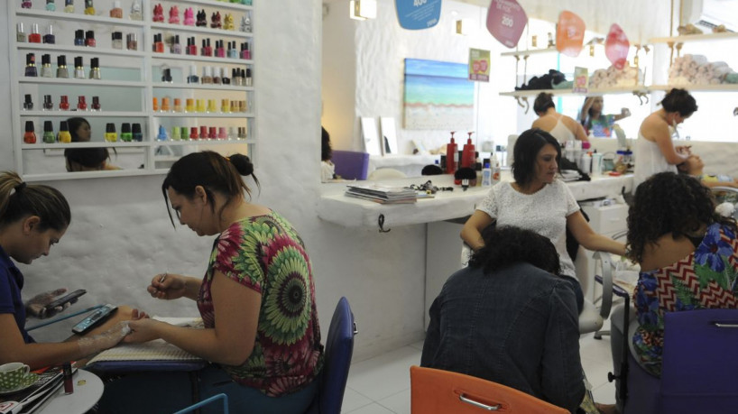 Cabelereiros e barbeiros, E / D : Cabelereiras,  Marina Praia e Vânia Praia