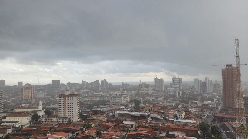 Fortaleza amanheceu nublada e com chuva em alguns bairros na manhã desta terça-feira, 24 de jan...