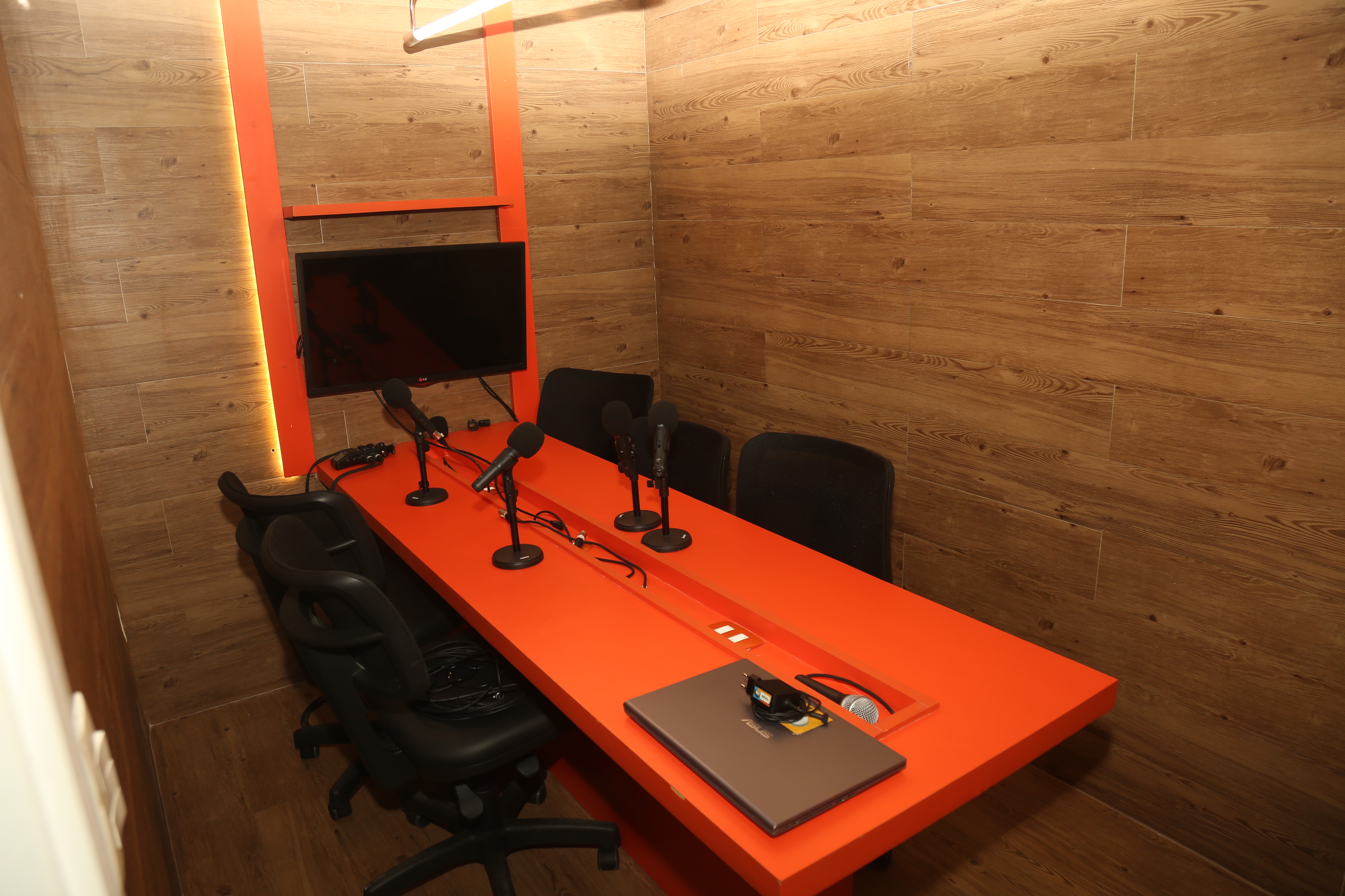 No ND, o estudante tem acesso n&atilde;o s&oacute; a textos e imagens, mas tamb&eacute;m a elementos como v&iacute;deos, gr&aacute;ficos, links, anima&ccedil;&otilde;es e podcasts. Na foto, sala de grava&ccedil;&atilde;o da escola 