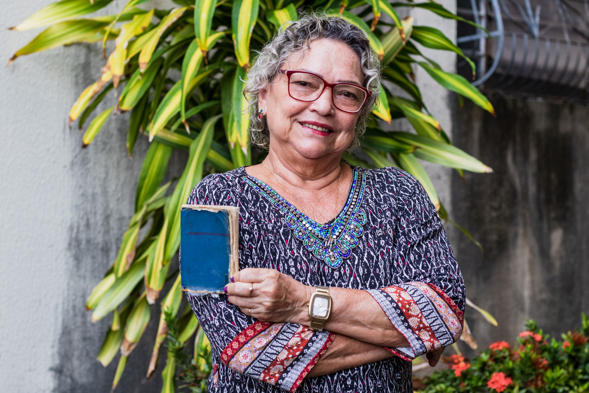 Na foto, Lúcia Barreto, recém-aposentada que recebeu a confirmação da aposentadoria pelo INSS no início de 2023. (Foto: FERNANDA BARROS)