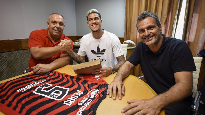 De contrato renovado com o Flamengo, Pedro posa para foto