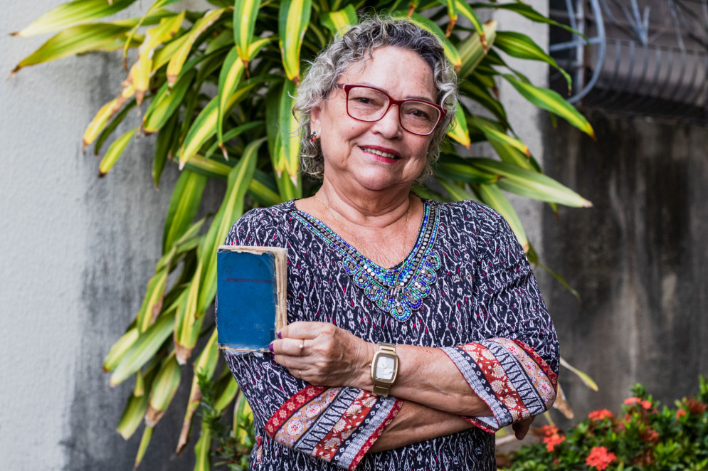 Na foto, Lúcia Barreto, recém-aposentada que recebeu a confirmação da aposentadoria pelo INSS no início de 2023.(Foto: FERNANDA BARROS)