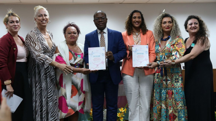 Da esquerda para a direita, Keila Simpeson, ministra Igualdade Racial, Anielle Franco, ministro dos Direitos Humano, Silvio Luiz de Almeida, secret&aacute;ria Nacional de Pessoas LGBTQIA+, Symmy Larrat, e a secreet&aacute;ria da Associa&ccedil;&atilde;o de Travestis eTransexuais, Bruna Benevides.